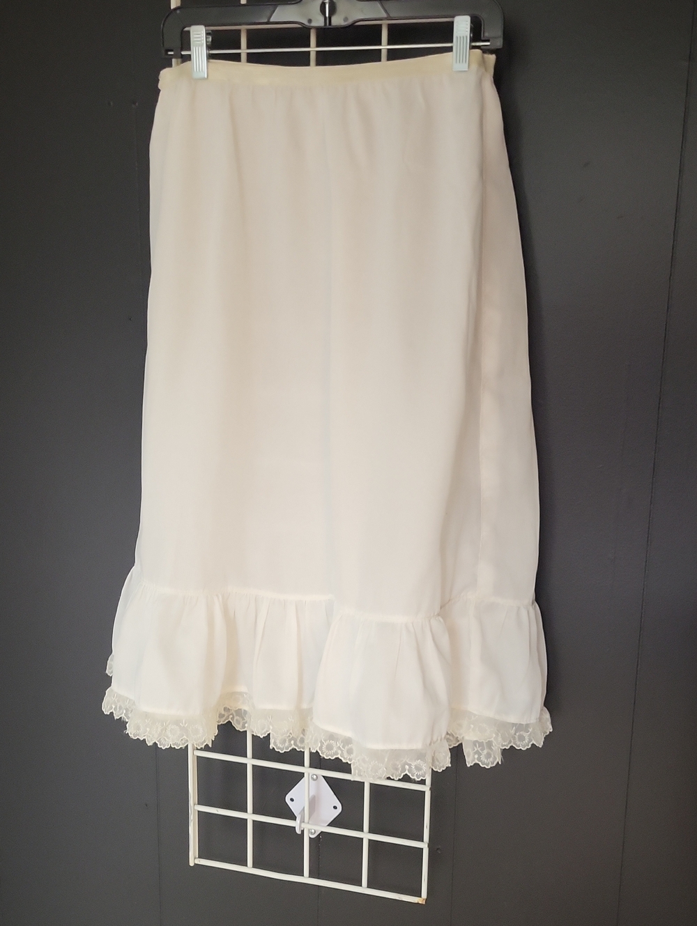 Vtg. White Ruffle Hem Slip, Med
